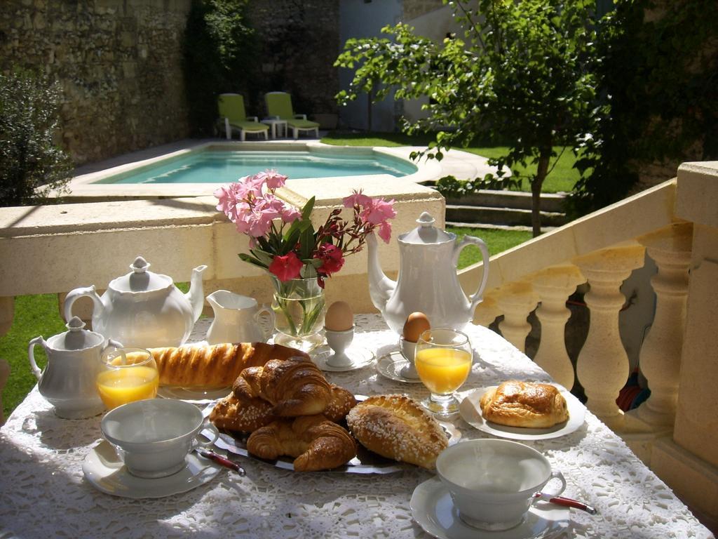 ヴィルヌーヴ・レ・ザヴィニョン Les Saisons Bed & Breakfast エクステリア 写真